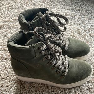 Women’s Steve Madden Wedge Sneaker, size 9